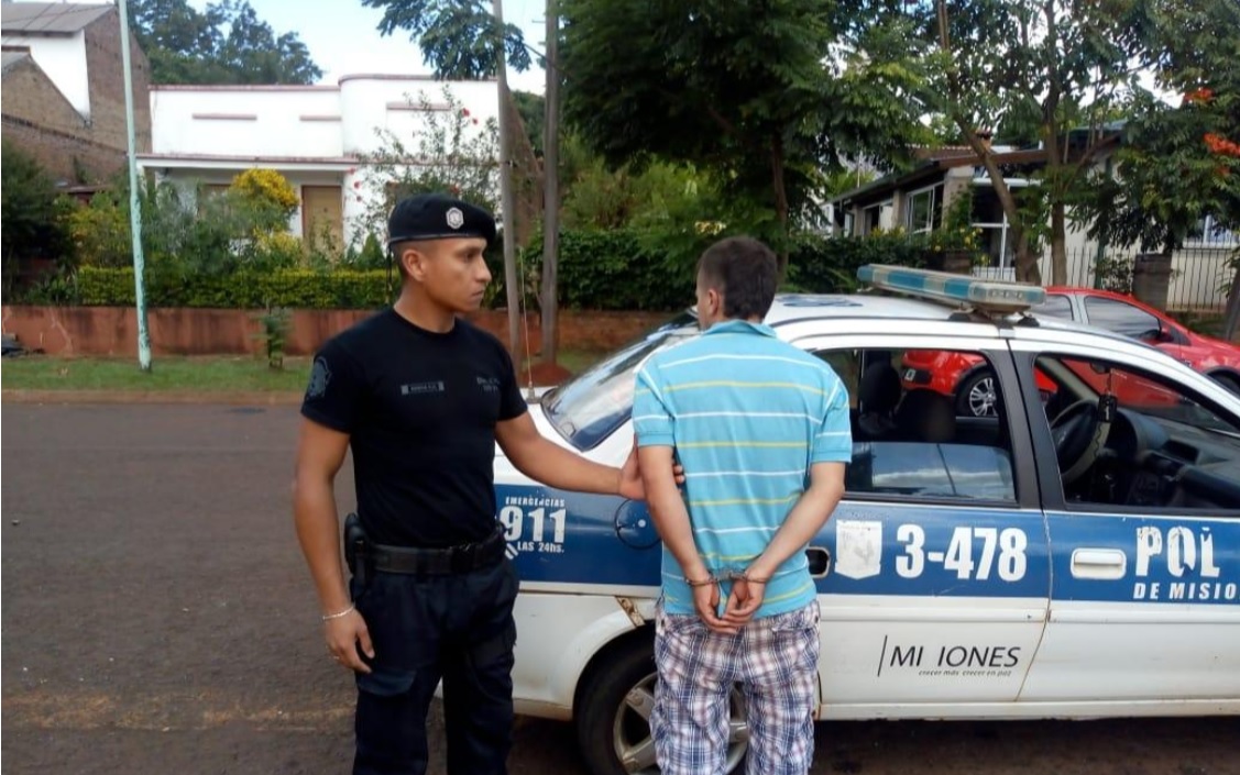 Tiró piedras, rompió vidrios y dañó puertas en la casa del hombre que le debía dinero