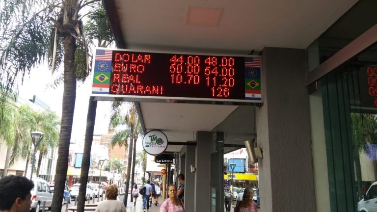 Dólar sin freno: se vende a $48 y $49 en casas de cambio de Posadas
