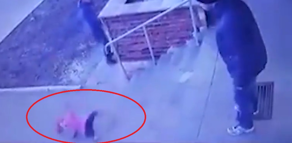 Video: se enojó con su hija de 6 años y la lanzó por las escaleras