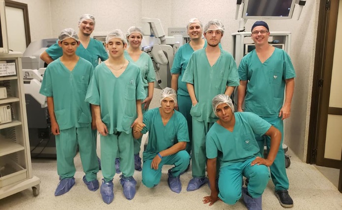 Estudiantes de la Escuela de Robótica conocieron el robot Da Vinci del Hospital Escuela