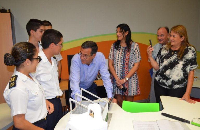 La Escuela de Robótica recibió la visita del ministro de Educación de la Nación