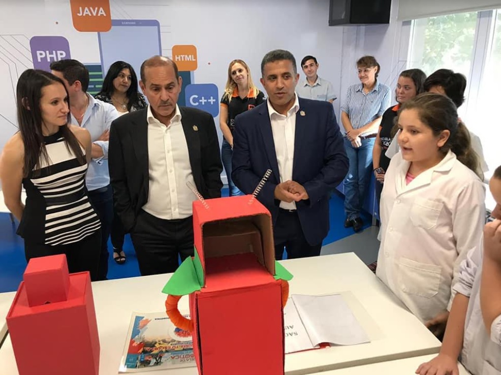 El embajador de Emiratos Árabes Unidos visitó la Escuela de Robótica