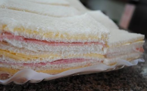 ANMAT prohibió la venta de un sándwich de miga de jamón y queso