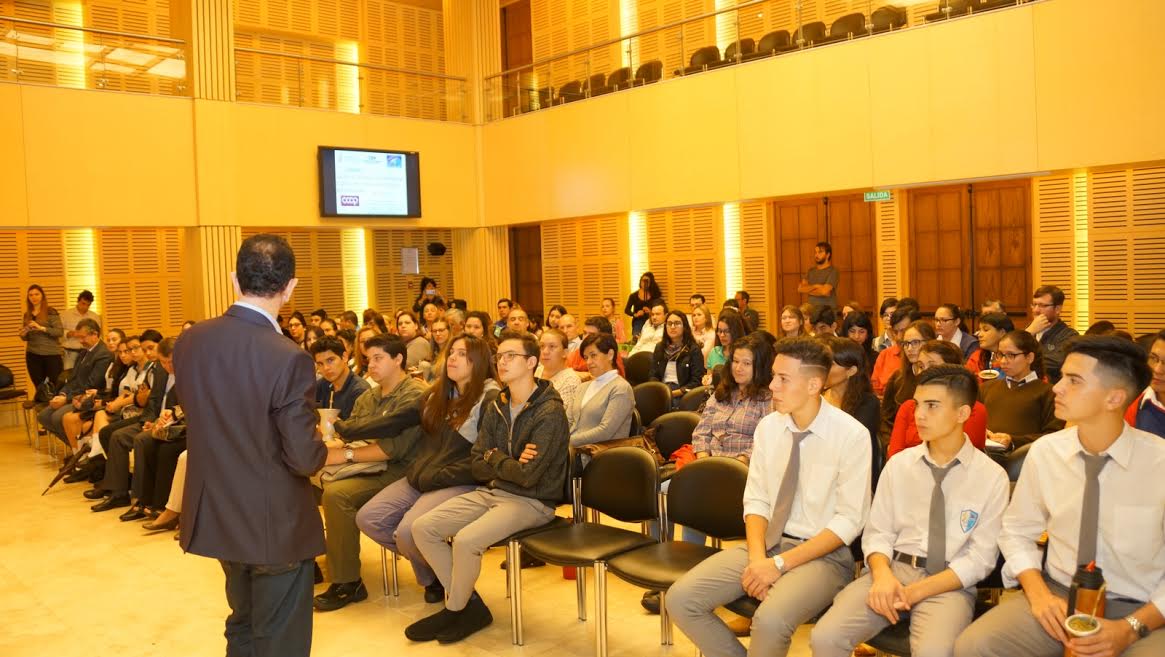 Estudiantes y docentes participan del taller 