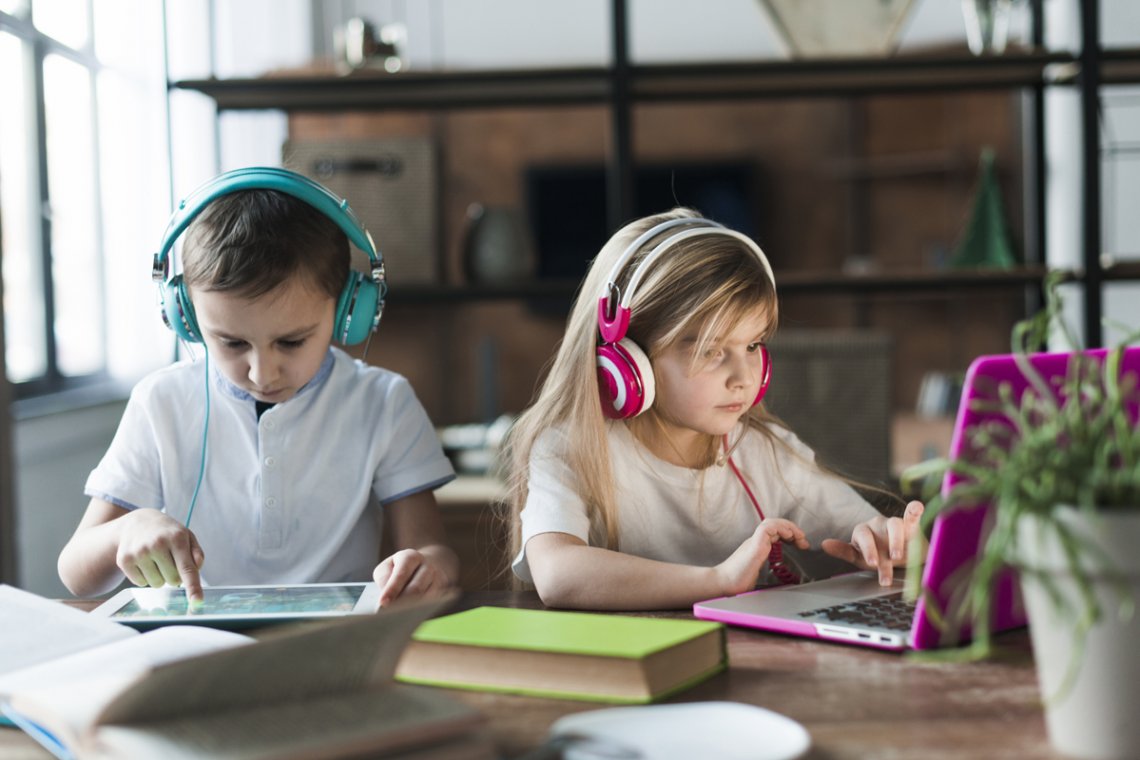 La OMS recomienda que los niños no estén expuestos a pantallas hasta los dos años