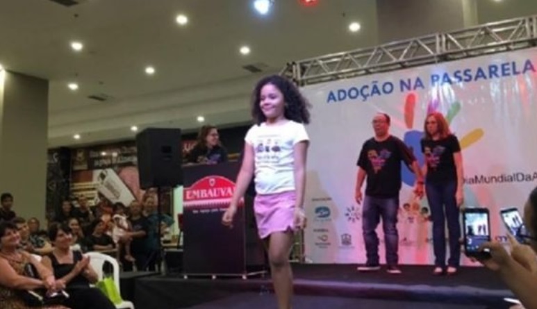 Indignación en Brasil por niños huérfanos que desfilan para que los adopten