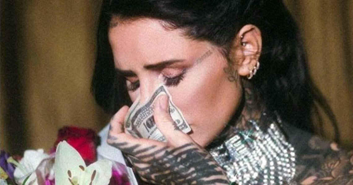 Cande Tinelli respondió a las críticas por sonarse la nariz con dólares