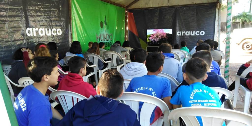Estudiantes obereños aprenden del Mundo Forestal