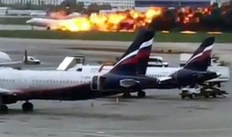 Al menos 41 muertos tras el aterrizaje de un avión en llamas en el aeropuerto de Moscú
