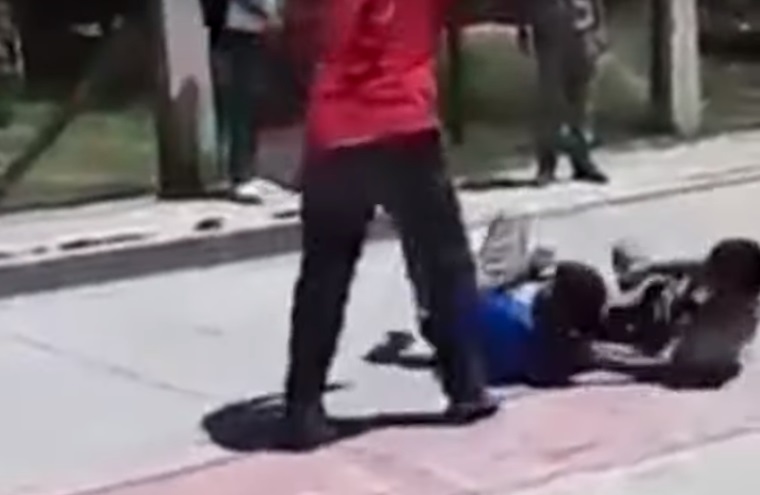 Profesor mexicano golpea con su cinturón a dos estudiantes enzarzados en una pelea