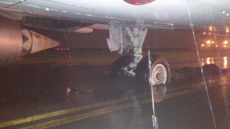 Un avión "se enterró" en el aeropuerto de Resistencia