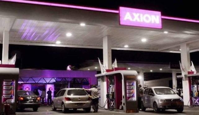 Axion recortó el aumento inicial y bajó sus combustibles un 2%