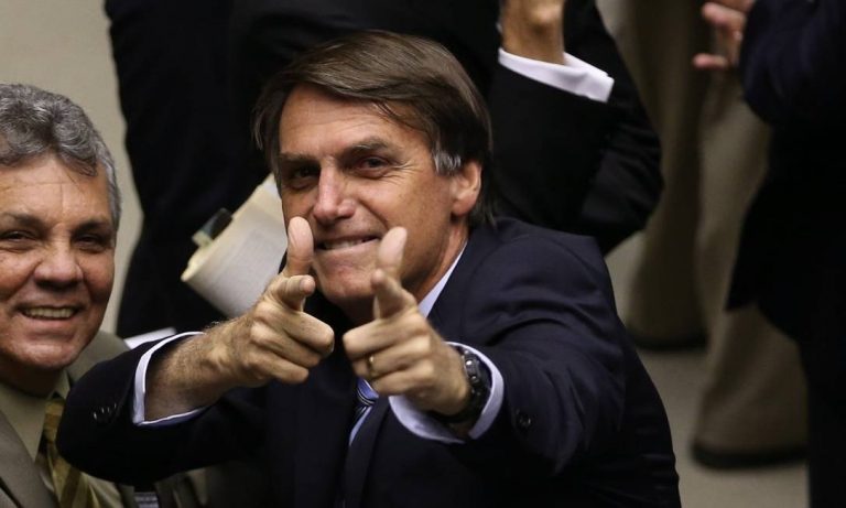 Brasil: Bolsonaro liberó la venta de fusiles de asalto