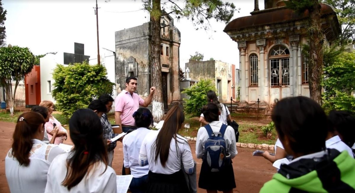 Realizan recorridos educativos en el cementerio 