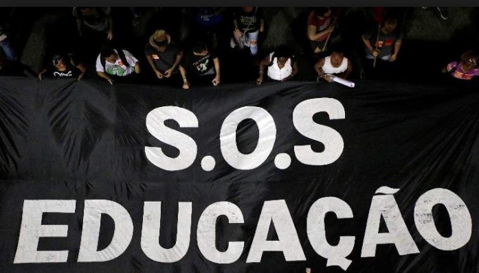 Brasil: estudiantes y profesores hicieron un llamado a una huelga general