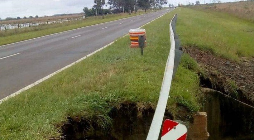 Corrientes: por una erosión, interrumpieron el paso sobre ruta 12
