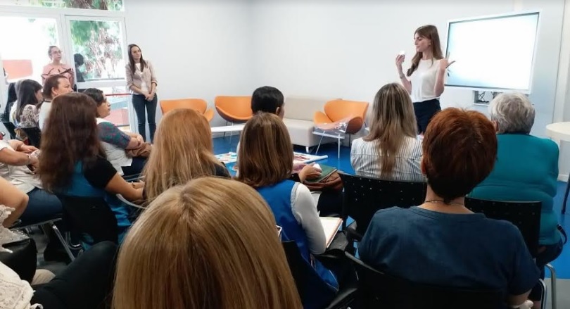 Lucy Norman, manager de ventas para Latinoamérica de TTS Group, visitó la Escuela de Robótica