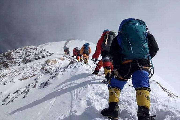 Por congestionamiento en el Everest, ya son diez los muertos y un argentino debió ser rescatado