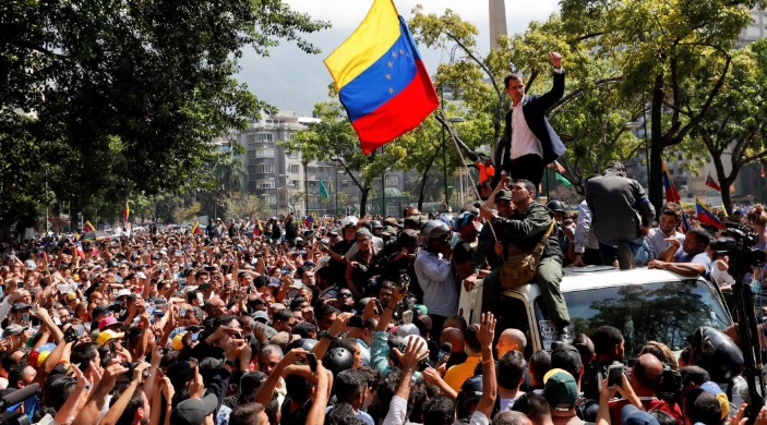 “No hay vuelta a atrás, vamos con todo”: Guaidó pide salir a las calles en una Venezuela en llamas