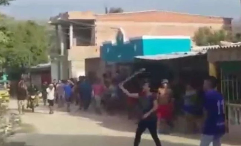 Increíble: vecinos pelearon con palos y piedras por la contraseña de Wi-Fi