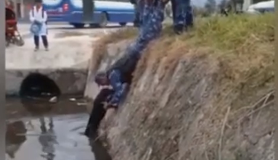 Policías salvaron a un perro que había caído a un canal