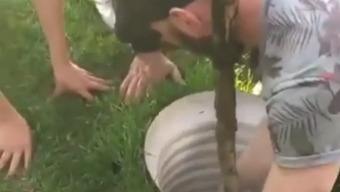 Desesperante rescate a una nena que cayó en una tubería en un parque