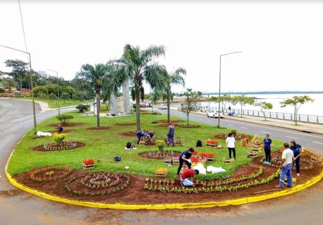 Realizan tareas de embellecimiento en las rotondas de Posadas