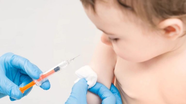Pese a ser gratuita y obligatoria, 1 de cada 5 niños menores de 2 años no recibe la vacuna antigripal