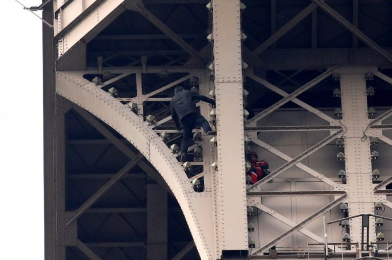 Evacúan la Torre Eiffel por un hombre que empezó a escalarla