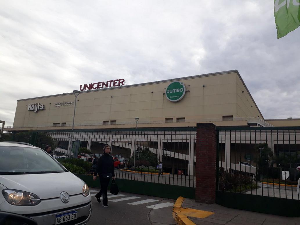 Evacuaron Unicenter por una amenaza de bomba