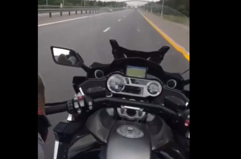 Se grabó manejando su moto con los pies y murió horas después en un accidente