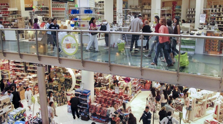 Las ventas en shoppings disminuyeron 22,9% y supermercados 12,6%, según Indec