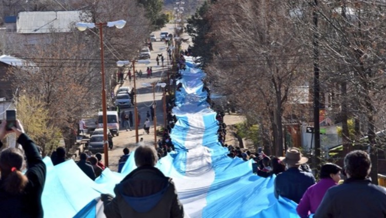 En Neuquén desplegaron la bandera más larga y 500 personas participaron del desfile