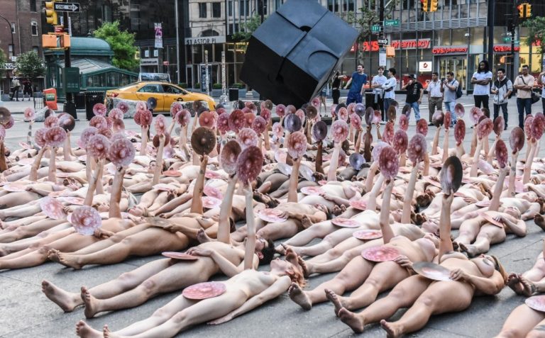 Cientos de personas se desnudaron en Nueva York para protestar contra Facebook por censurar las fotos de pezones femeninos
