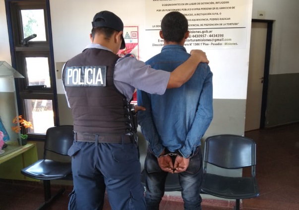 Agredió a su familia armado con un revólver y quiso se esconderse  de la Policía bajo una frazada: fue detenido