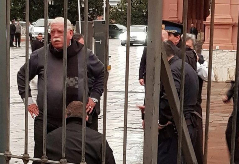 Tensión en la Casa Rosada: detuvieron a un hombre por saltar el cerco del palacio de gobierno