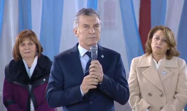 Macri apuntó contra Moyano en acto por Día de la Bandera: "Hay una patota del transporte"
