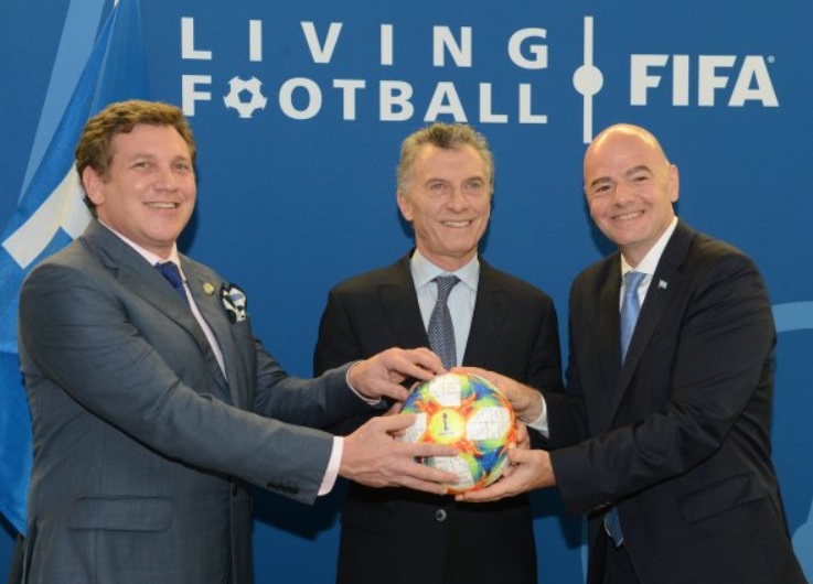 La FIFA premió a Macri por "su aporte al fútbol"