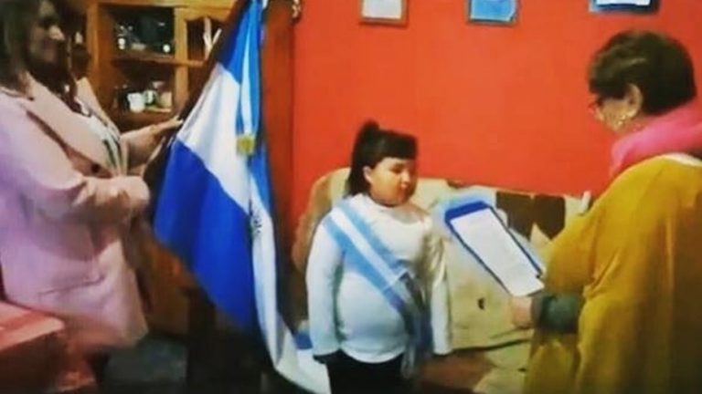 Una niña prometió la bandera en su casa porque estaba enferma