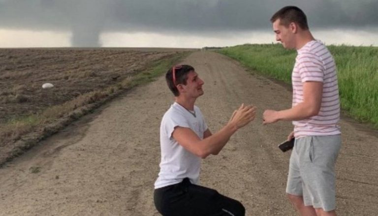 “Los dos amores de mi vida”: meteorólogo le pide matrimonio a su novio frente a un tornado