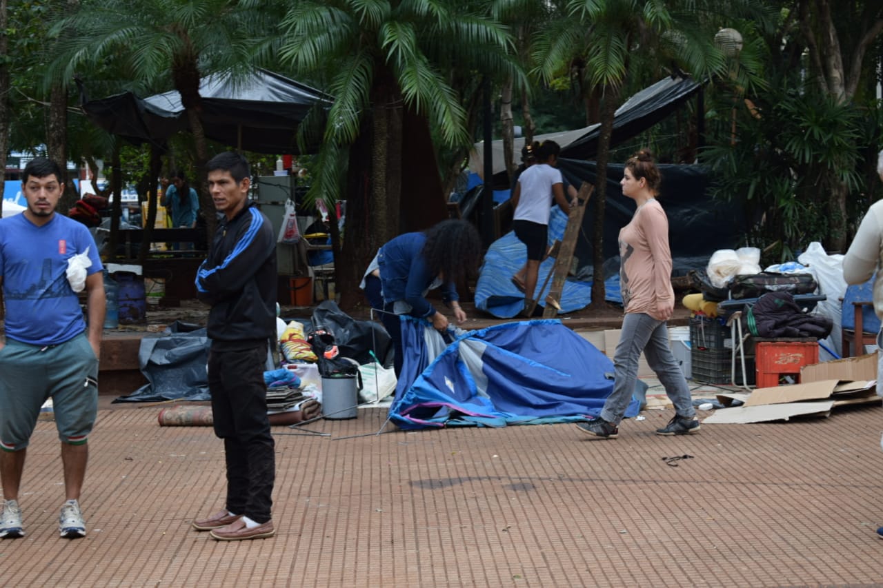 Posadas: familias levantan campamento de la Plaza 9 de Julio tras relevamiento de la Defensoría