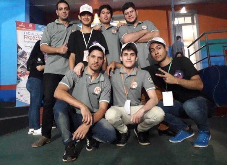 Miembros de la Escuela de Robótica se preparan para competir en el Paraguay Open Robotics