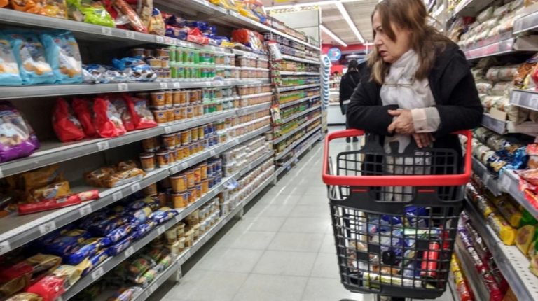 Consumo: indican que se paga más del doble por comprar en envases más chicos