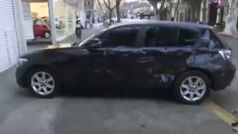 Una mujer chocó el auto de su novio mientras la estaba engañando con otra