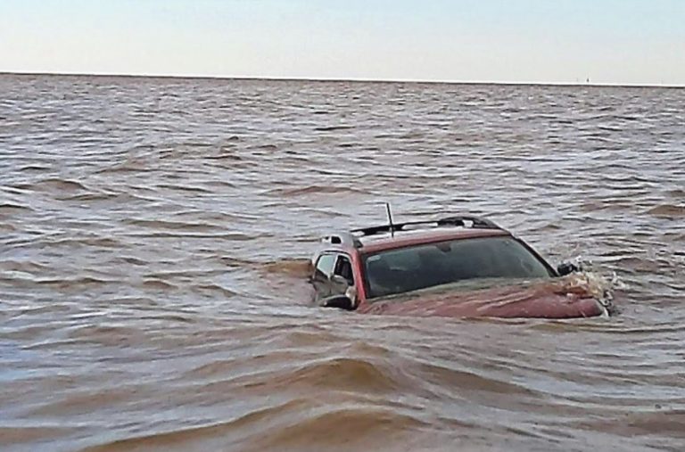 Dejó el auto en la costa y se lo llevó la crecida del Río de la Plata