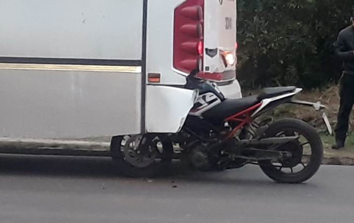 Accidente vial en Corrientes: motociclista chocó contra la parte trasera de un colectivo