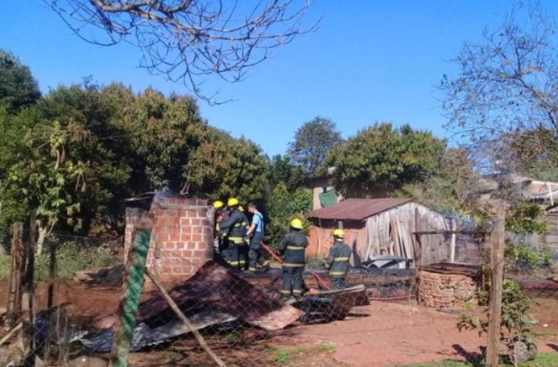 Incendio consumió por completo una vivienda en Alem: un muerto y dos heridos