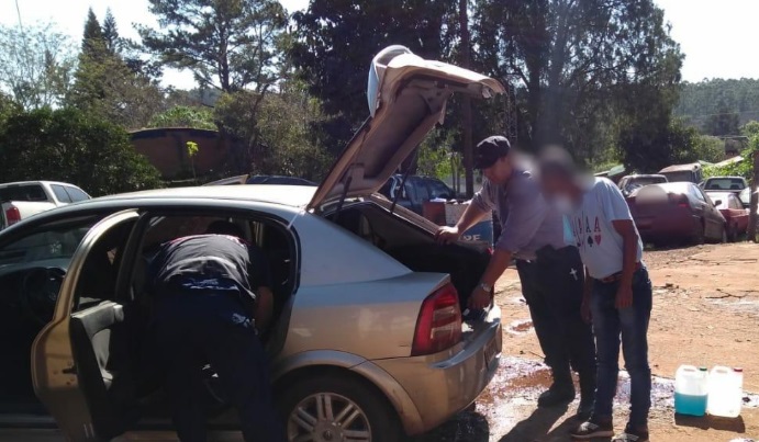 En Montecarlo, interceptaron un auto que era usado para robar vacunos