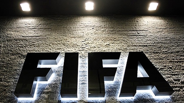 Fútbol: la FIFA no dejará incorporar jugadores a los clubes deudores