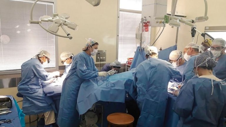 En una inédita operación en Argentina, separaron a siameses unidos por el aparato digestivo y urinario